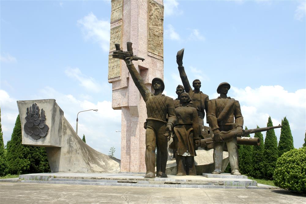 Nhà điêu khắc với các tác phẩm nghệ thuật để đời